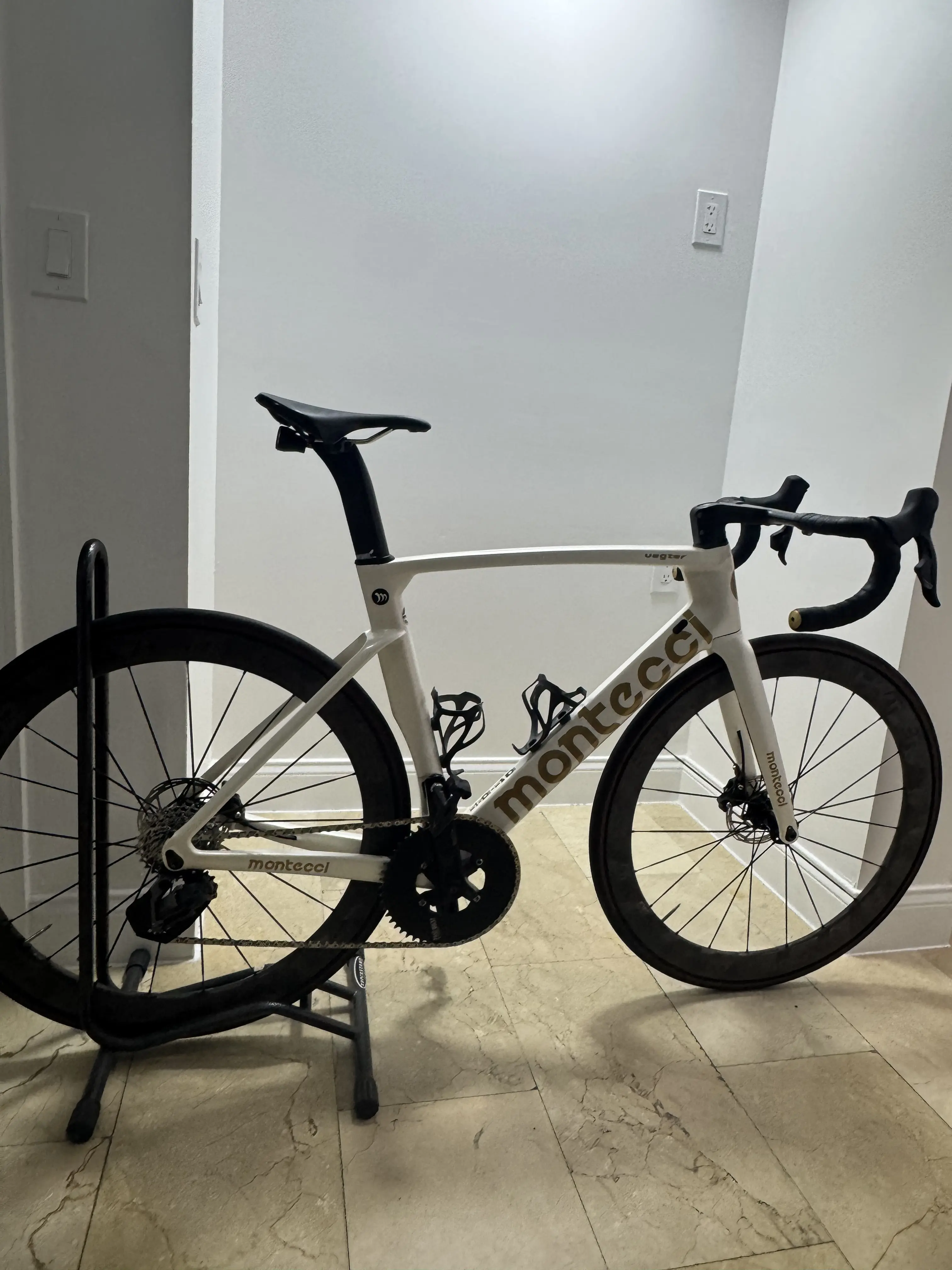 Montecci Vegter Carbon 2022 – Size 54 – SRAM Rival eTap AXS – Quarq Power Meter