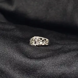 Silver Geometric Cutout Ring with Clear Stone – Size 2, 1.5g