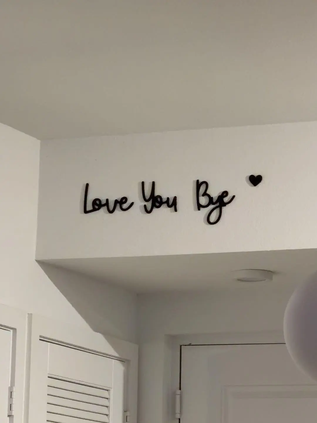 Wooden Wall Art Love You Bye Letter Pattern Wall Hanging Decor Inspirational for Home Prayer Room Farmhouse Ornaments Art Decoration Hangable Home Decore Rustic Design whimsical