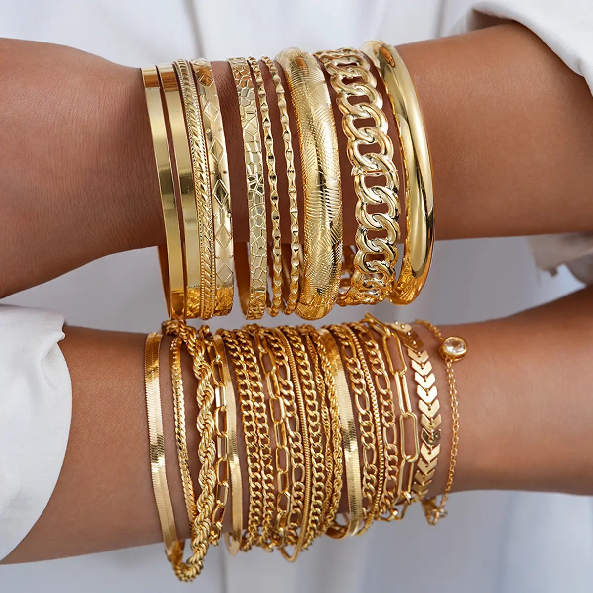 30Pcs Golden Metal Bangle Bracelet Set for Women, Stackable Layered Bracelets, Textured Smooth Wide Bangles Curb Paperclip Chain Bracelet Pack, Trendy Jewelry for Daily Party Birthday Gift