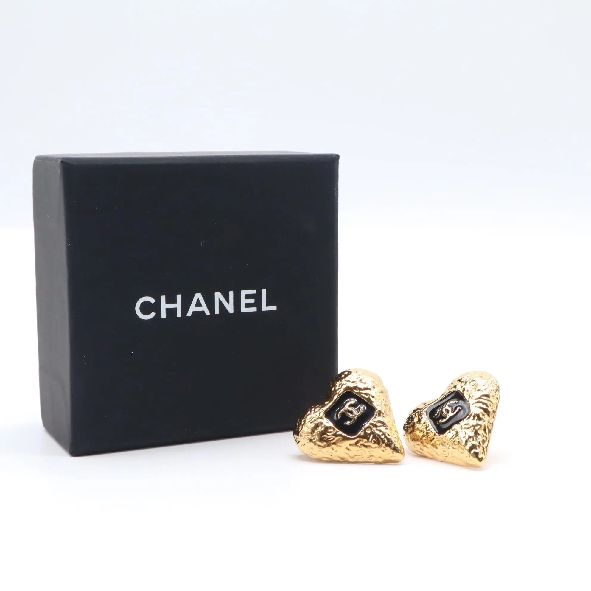 Pre-owned Chanel Hammered CC Heart Clip On Earrings W21545