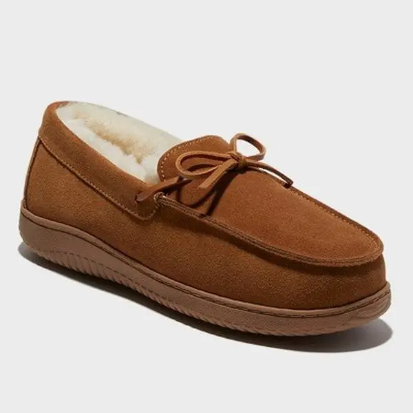 dluxe by dearfoams Men's Shearling Side Stitch Moc Slippers