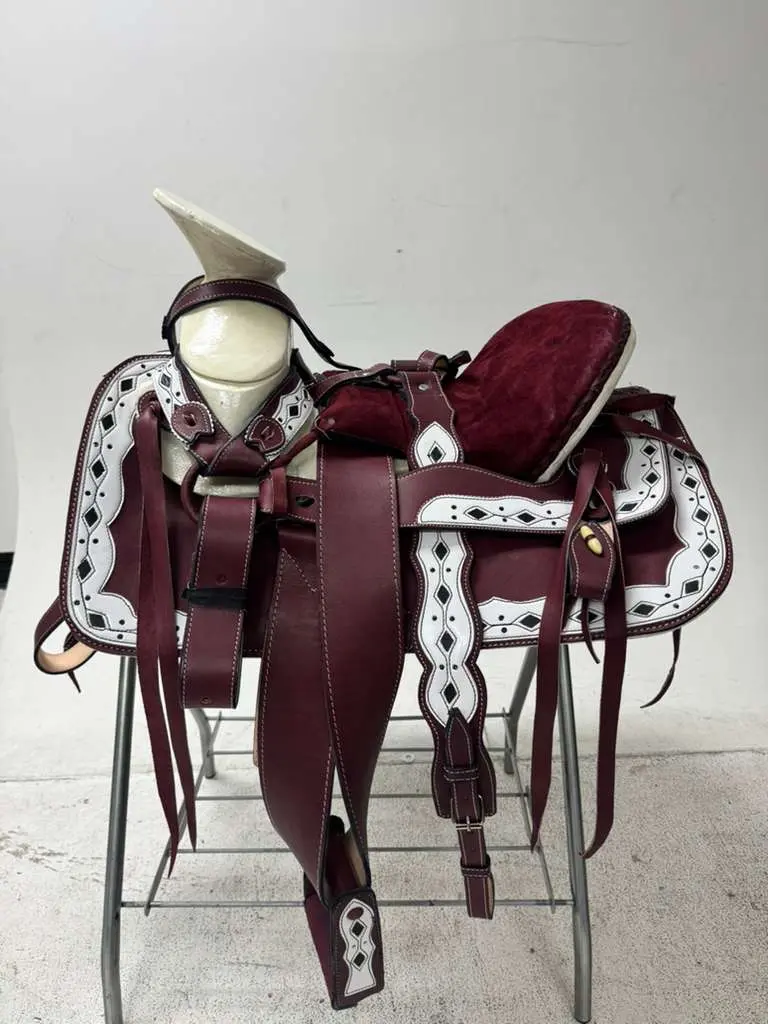 Charro Saddle 15.5” – White & Wine Red Bordada “La Reina” (Set Completo)