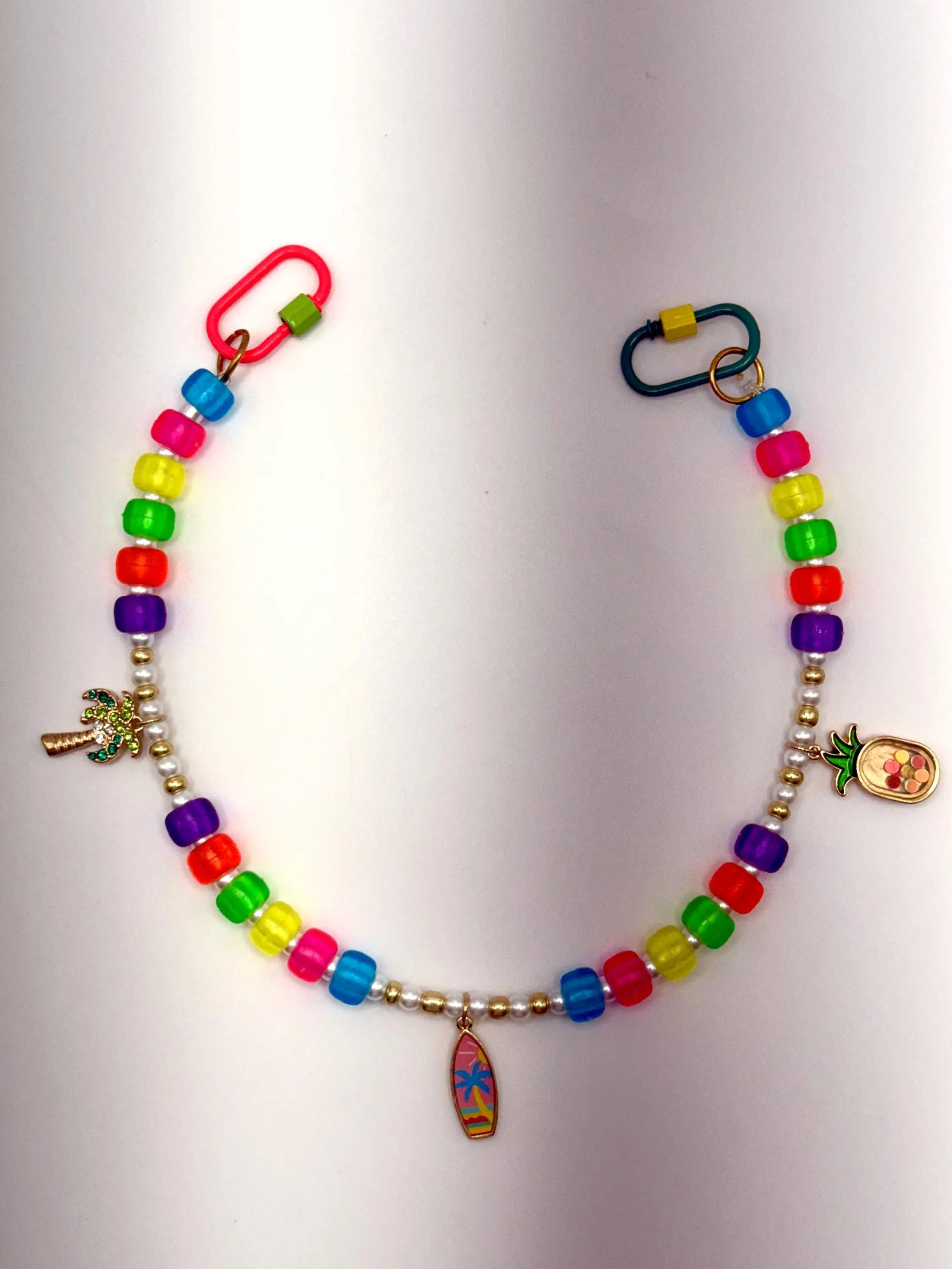 Tropical California Vibes – Beaded Bag Charm with Surfboard & Pineapple –  Handmade Purse Accessory -- Cali Vibe on Your Bag !