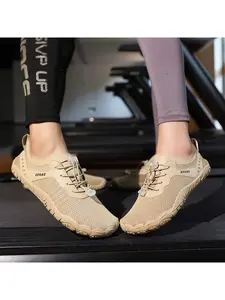 A pair of men's outdoor wading canyoning shoes, breathable and quick-drying mesh, non-slip and wear-resistant, suitable for beach, outdoor and water sports casual wear.