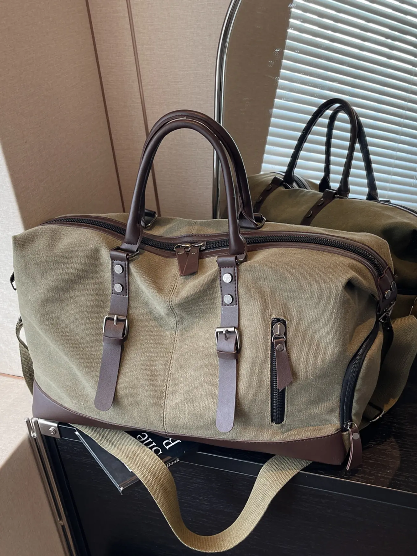 Large capacity tote bag, Colorblock bag, Color Blocked Bag, color blocking hand-held travel bag, hardware rivet zipper, suitable for college students, business trips, fitness, Travel Duffle Bag