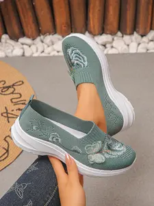 2026 New Ethnic Style Embroidered Mom Shoes, Bohemian Flat Shoes, Breathable Soft Rubber Sole Anti-Slip Slip-On Lazy Person Shoes, Comfortable and Stylish Footwear