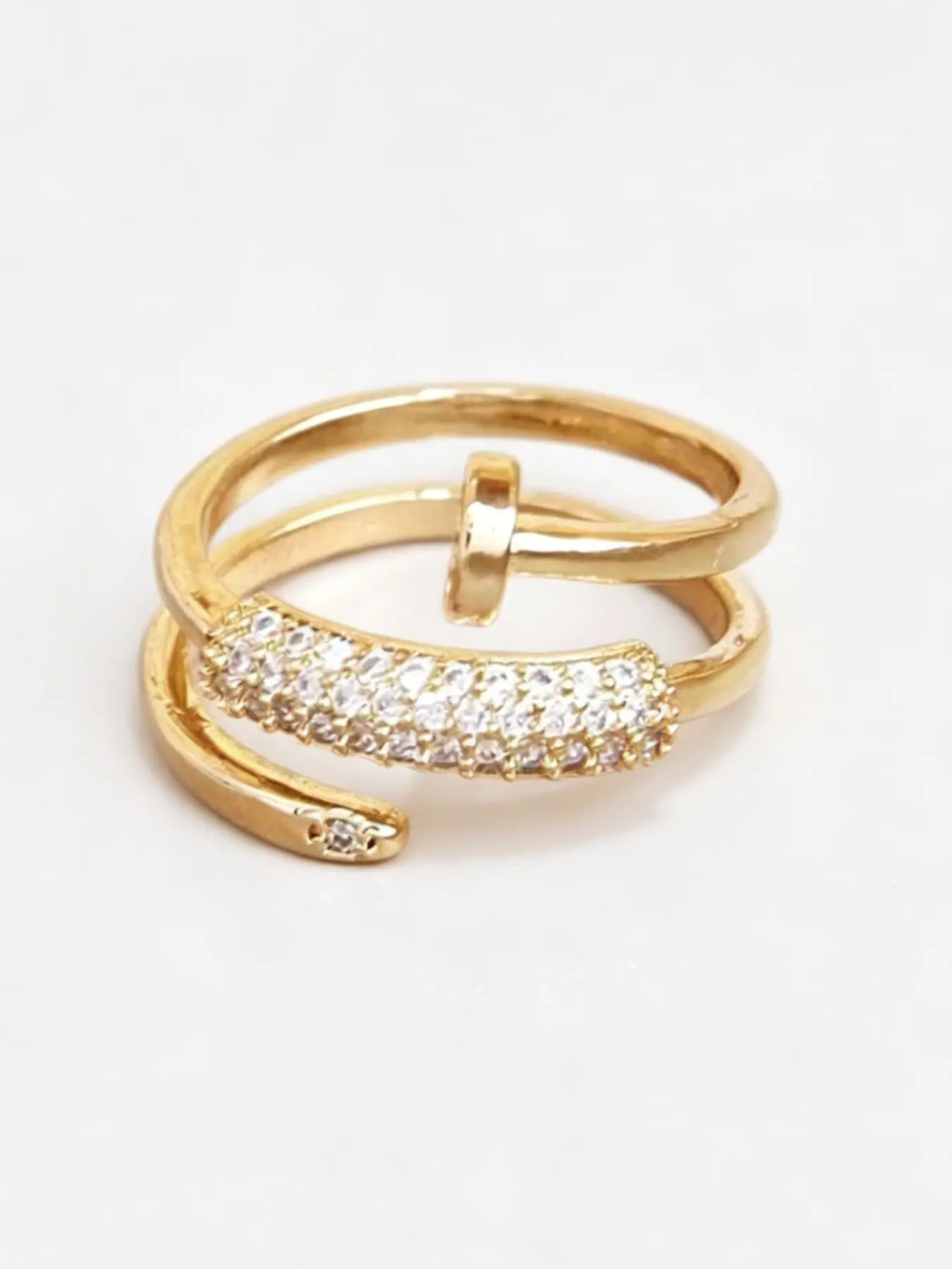 Elegant women's ring, set with cubic zirconia, crystal embellishment, luxurious crystal ring, perfect gift, versatile and stylish everyday accessory, Fashion ring