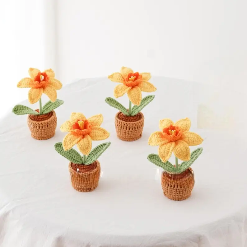 Crochet flower in pot, hand made, personalized gift for teacher, desk decoration, crochet Daffodil, Daffodil in pot, white yellow Daffodil