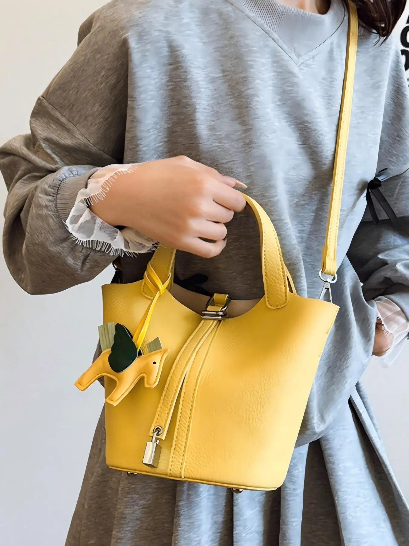 Large capacity Fashionable bucket bag new women's solid color bag single shoulder crossbody bag Pegasus pendant Stylish Handbag Sling Bag PU Leather Bag Elegant Bag