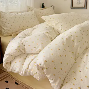 3/4-Piece Duvet Cover Set (Duvet Cover*1 + Flat Sheet*1 + Pillowcase*1/2), Yellow Floral Print Duvet Cover, Comfortably Soft, Zipper Closure, Black Polka Dot Print Polyester Bedding Set, Decorative Duvet Cover