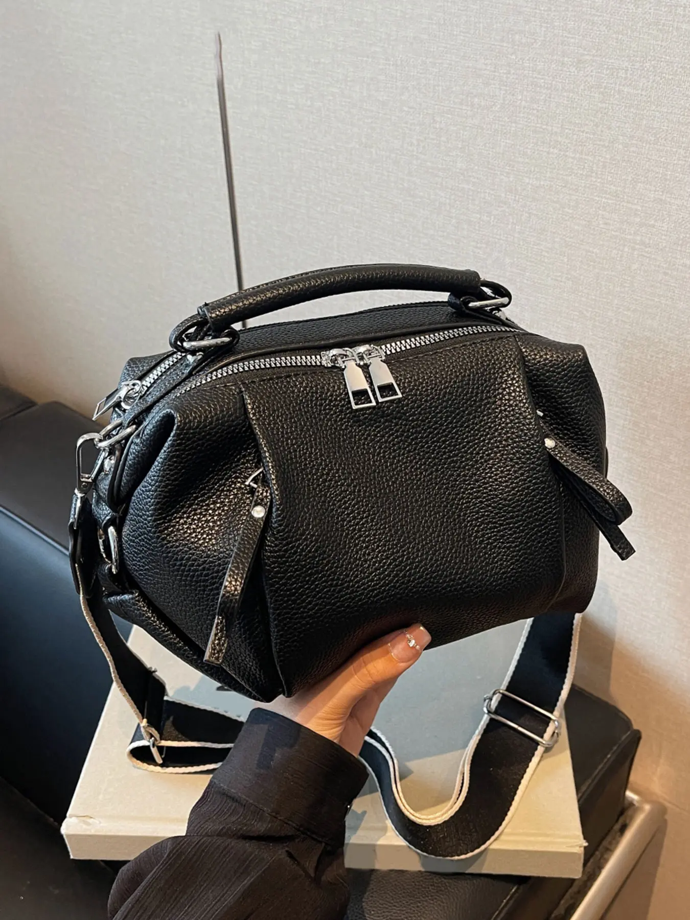 Retro texture personalized shoulder bag, Crossbody messenger bag, Commuter Bag, Cross Body Bags, solid color multi pocket daily crossbody bag, niche design versatile handbag, suitable for shopping, commuting, daily outings
