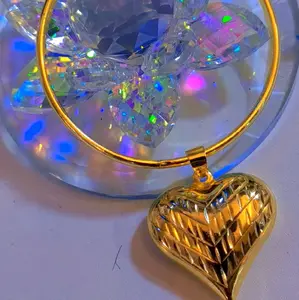 pulcera con colgante de corazón laminado para uso diario