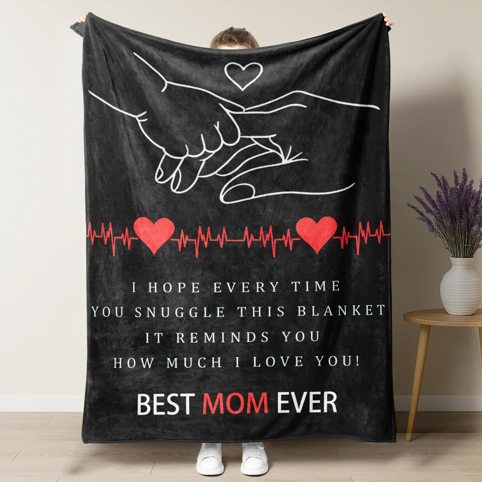 The best mom-exclusive flannel blanket - A warm gift for Mother's Day and Mother's birthday, for mothers of daughters or sons - Featuring heart rate and holding hands patterns - A comfortable companion gift for mom