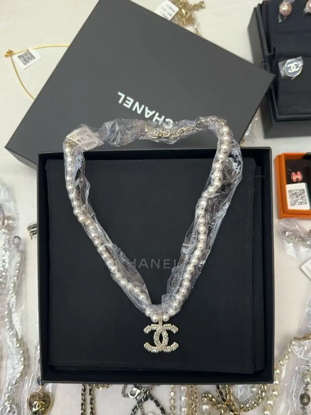 Pre-owned Chanel Women's Pearl Gold Metal Double C Necklace, Ideal Gift Item, Style BZ0606002