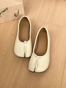 Viral Women Tabi Split-Toe Flats, smooth leather, padded & skidproof soles. Trendy balletcore slip-ons for work, dates, casual fits.