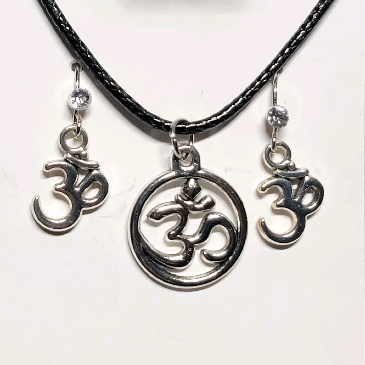 ohm, pendant necklace and earrings set, om pendant,  yoga necklace, om earrings, gift for her, meditation jewelry, ohm jewelry, unique gifts, accessories. Female