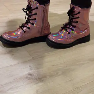 SHOESLOCKER Toddler Girls' Vintage Holographic Cowboy Shoes, Pink High-Heeled Boots with Cuban Heel, Round Toe, and Decorative Laces, Pink Laser Design, Rubber（Tpe, Tpr, Etc.） tiktokshopbacktoschool