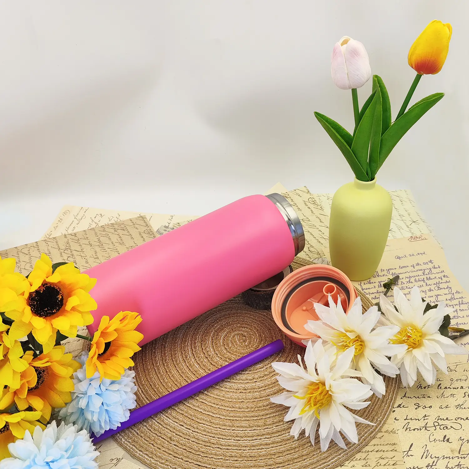 0wlFlamingo stainless water bottle,32 OZ/945ML, with a straw, can keep warm for over 24 hours, can be used for making coffee and chilled drinks. The craftsmanship is exquisite, suitable for camping, work, indoor and outdoor use.