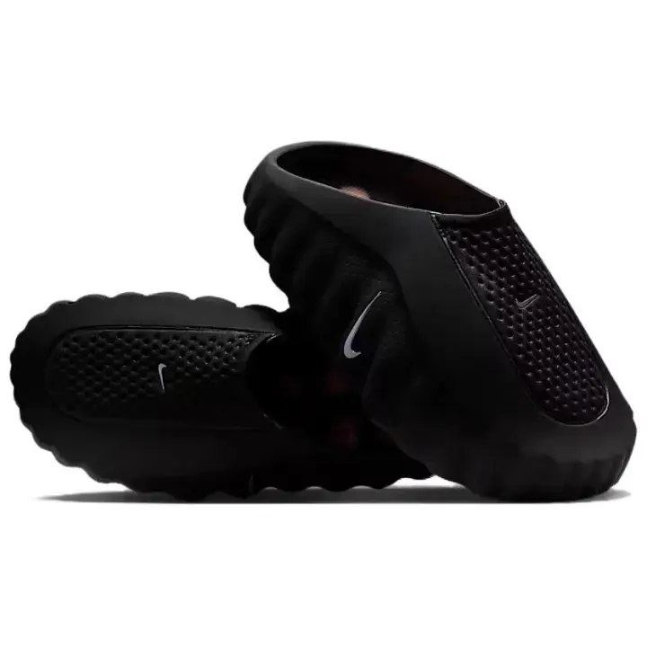 Solid black chunky slip-on sandals, low-key functional highlight for monochrome street reels. Anti-slip ridged outsole grips wet surfaces, seamless smooth body easy to rinse and maintain.