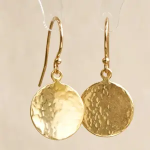 Hammered Gold Disc Dangle Earrings#GoldDropEarrings #HammeredGoldEarrings #DiscEarrings #GoldDangleEarrings #MinimalistJewelry