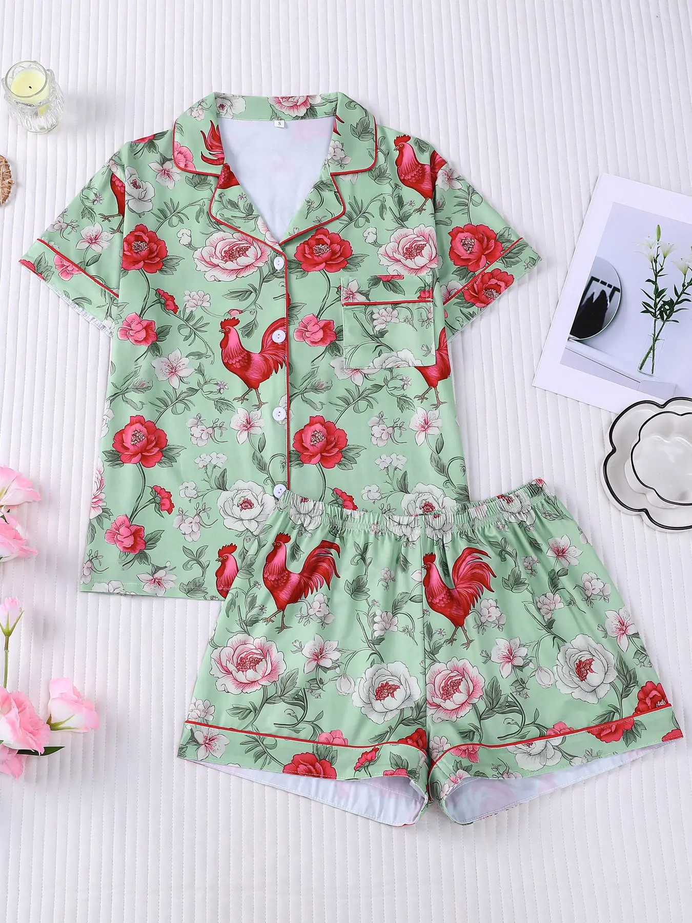 Women's 2-Piece Rooster & Floral Print Pajama Set, Green Short Sleeve Top with Red Piping, Small Pocket & Elastic Waist Shorts, Retro Style Lapel Loungewear, Home Sleepwear, Pajamas, Soft Comfy All-Season Casual Sleepwear for Ladies Pjs