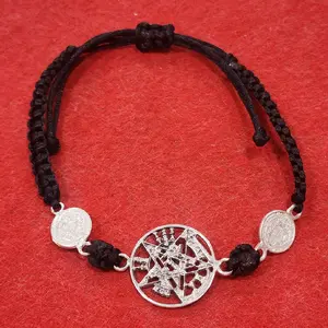 Pulsera tejida artesanalmente con tetragramaton.Handmade woven bracelet with tetragrammaton.