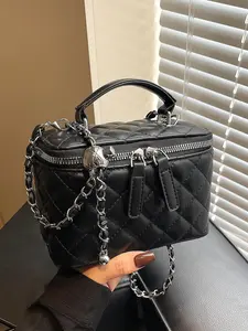 Niche design metal chain messenger bag, fashionable  exquisite hand-held lipstick box bag, three-dimensional fashion and versatile, suitable for students to go to class and commute,  for shopping, dating, taking photos, etc., Fashionable Shoulder Bag