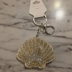 Elegant Shell Keychain with Rhinestones, Silver Tone Chain, and Secure Clasp for Everyday Use