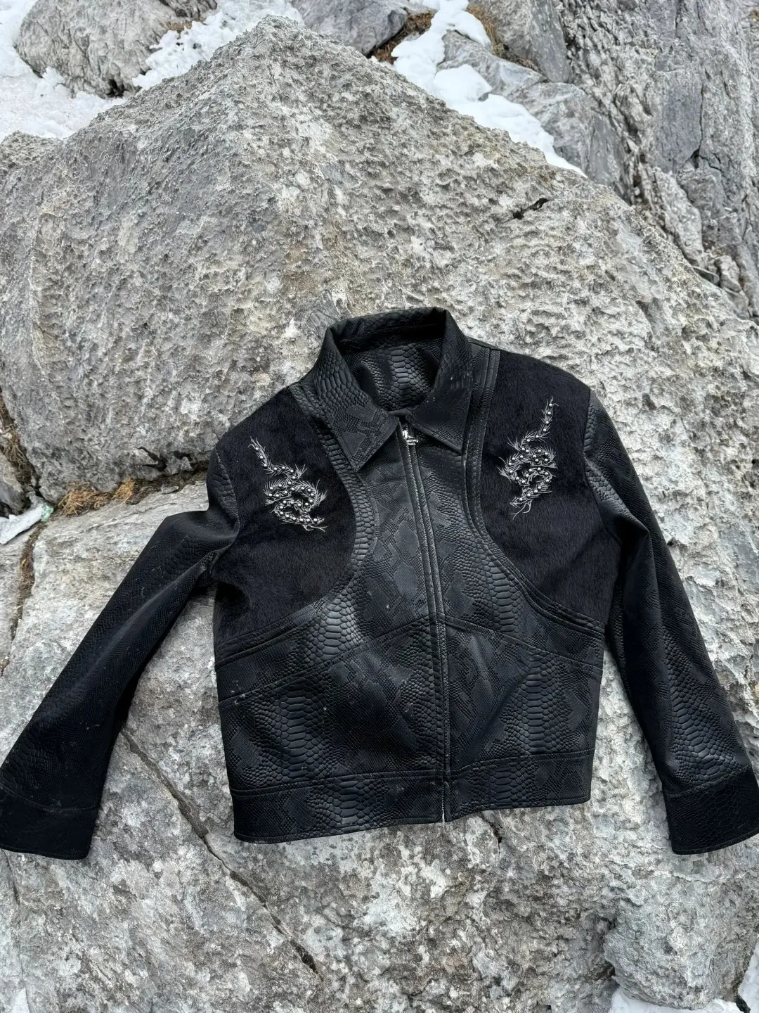 Unisex Y2K street-style leather jacket made from 100% cotton, featuring a dragon motif and rhinestone appliqué; includes a three-dimensional snake-skin texture fabric, dragon-motif rhinestones, snake-skin PU leather, and velvet paneling—perfect for street