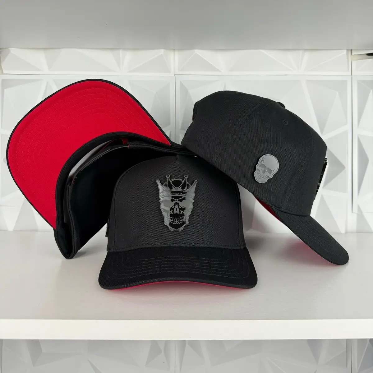 Skull plate SnapBack hat-black/red