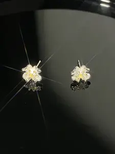 1 pair of fashionable and luxurious delicate four leaf clover earrings, ladies' sweet and fresh flower earrings, suitable for daily party wear