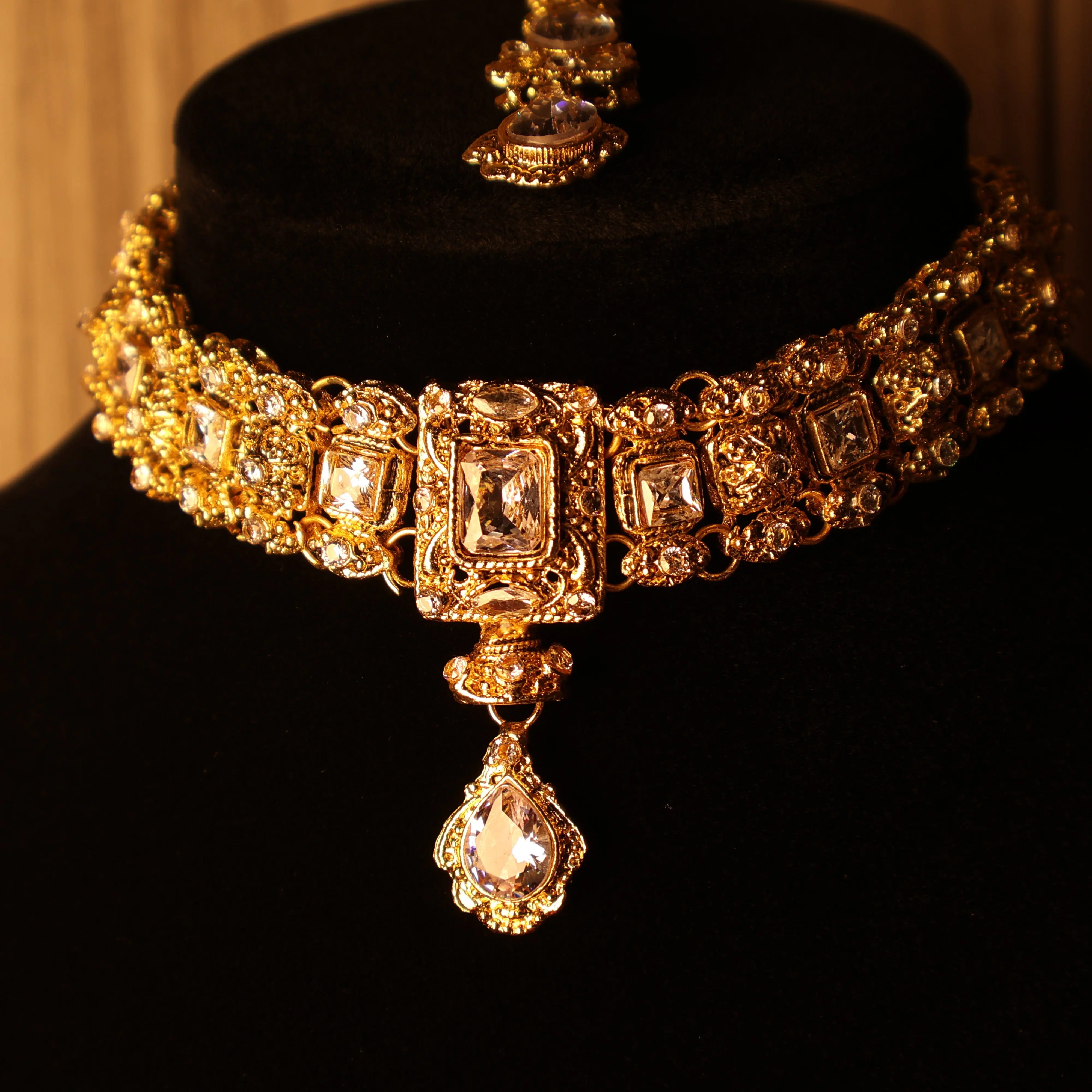 MEHRUNISA Regal Gold Kundan Collar Necklace Set with Tikka & Earrings | South Asian Indian Pakistani Bridal Jewelry