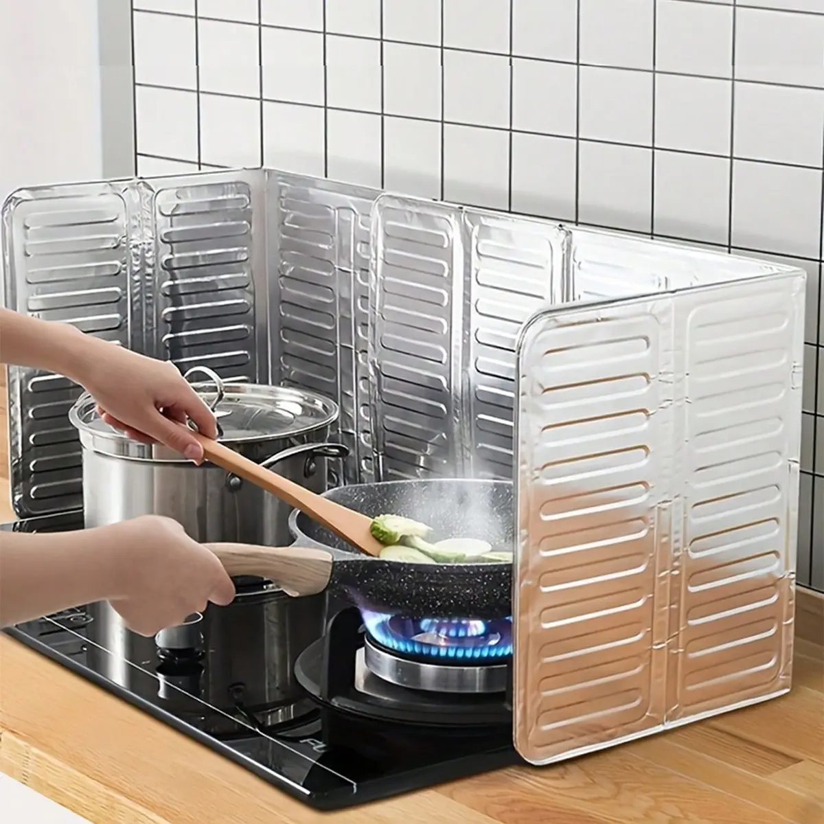 Half Pack Aluminum Kitchen Splash Guard, Foldable, Non-Food Contact, Oil and Heat Resistant, Suitable for Gas Stove, Cooking Protection, Splash Barrier, Home