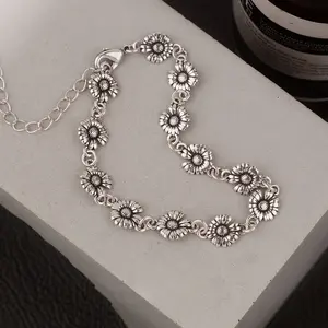 Korean retro flower sunflower bracelet female ins simple small daisy light luxury personalized niche design hand jewelry