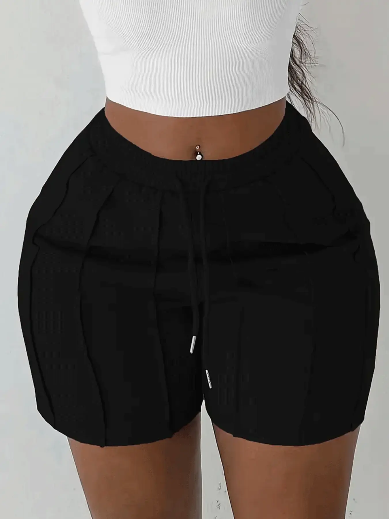 Solid-color drawstring athletic shorts with an elastic waistband, casual style, suitable for spring, summer, and autumn.