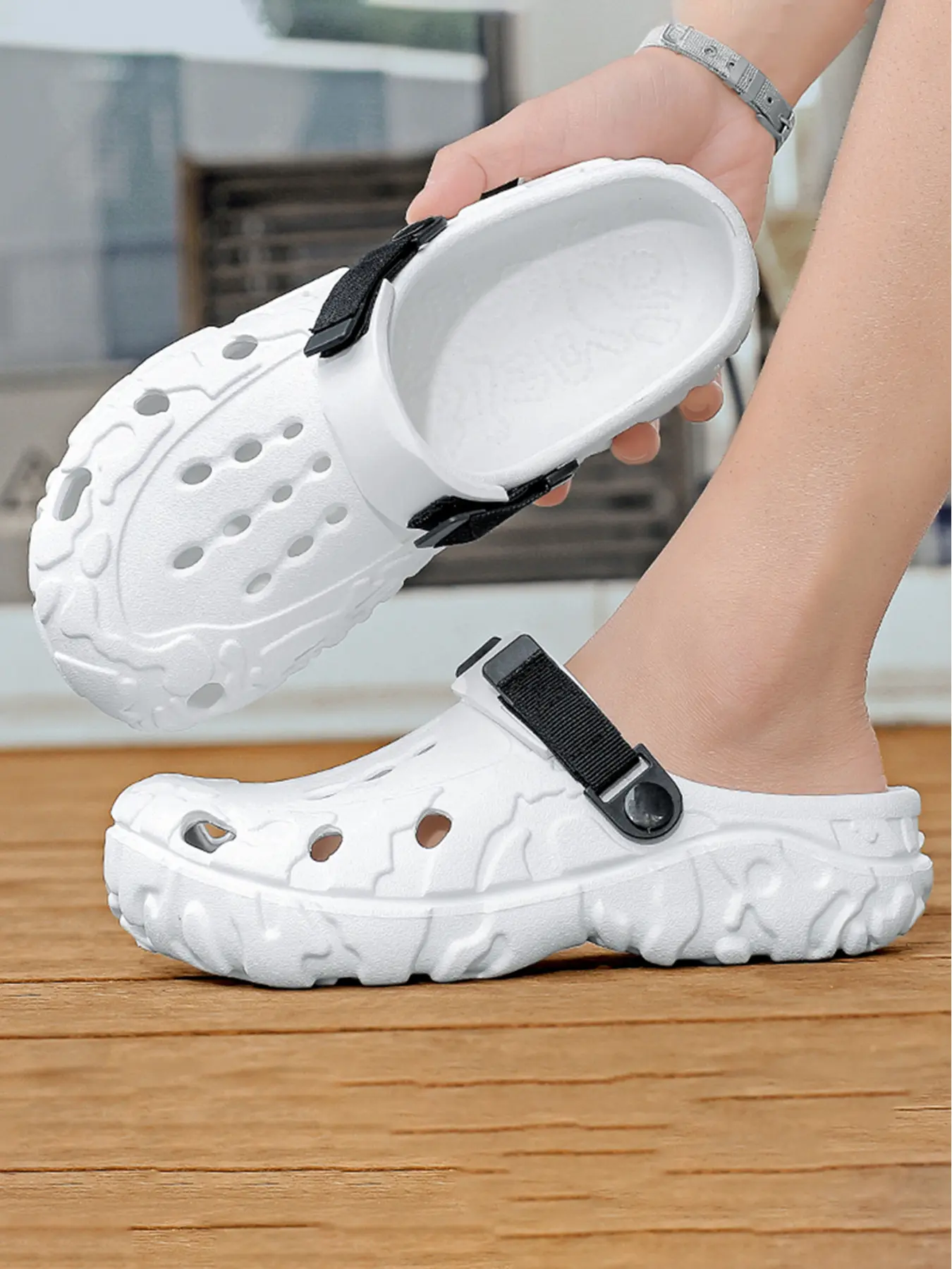 Unisex Adjustable Strap Buckle Clogs, Lightweight EVA Breathable Hole Shoes for All-Day Wear, Footwear, Unisex Slippers, Indoor Home Slippers, Hollow Out Slippers, Casual Lightweight Slippers