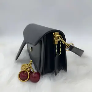 Minimalist Crossbody Bag for Women – Lightweight Everyday Shoulder Purse, Adjustable Strap, Small But Spacious, TikTok Viral Casual Handbag in Neutral Colors