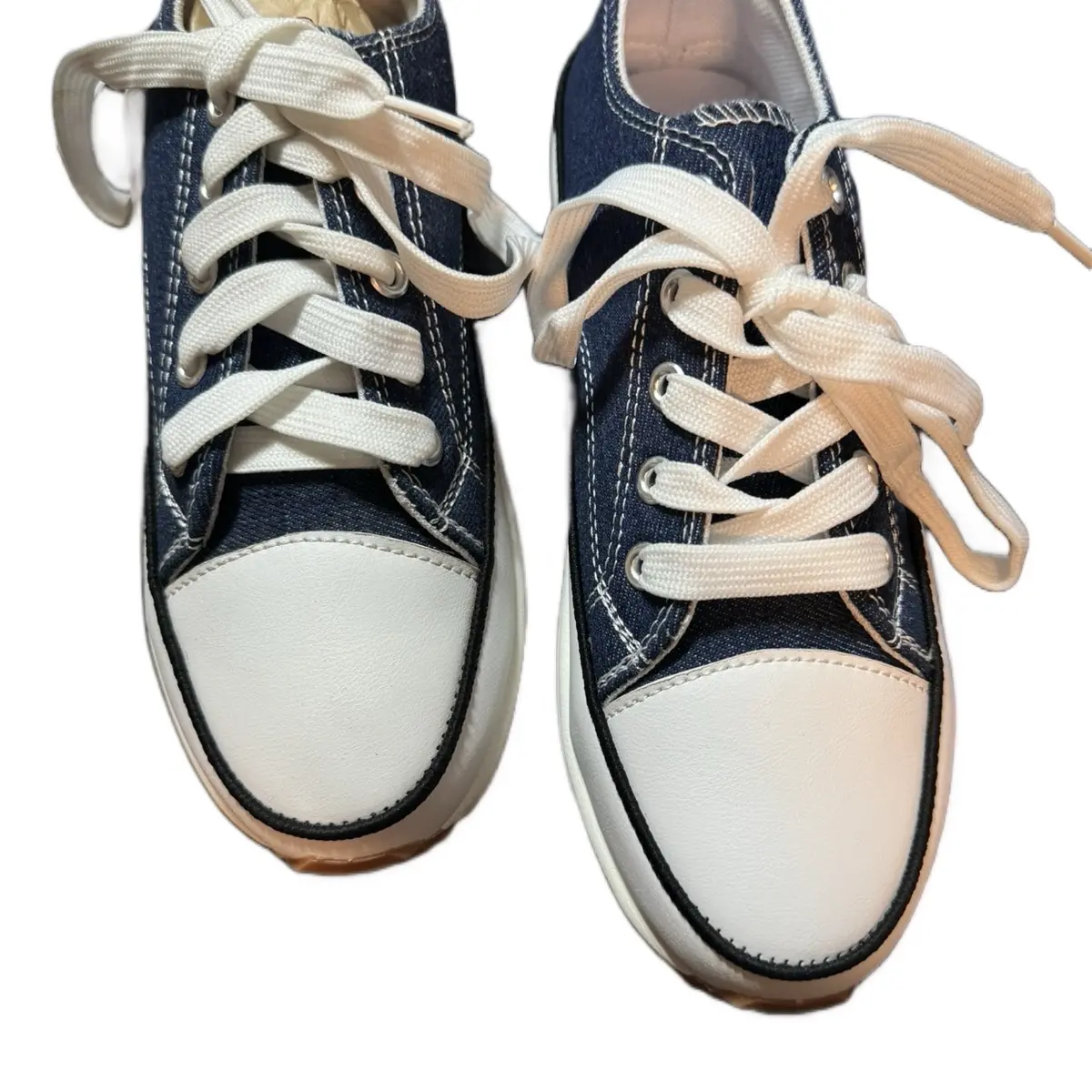 Tennis shoes