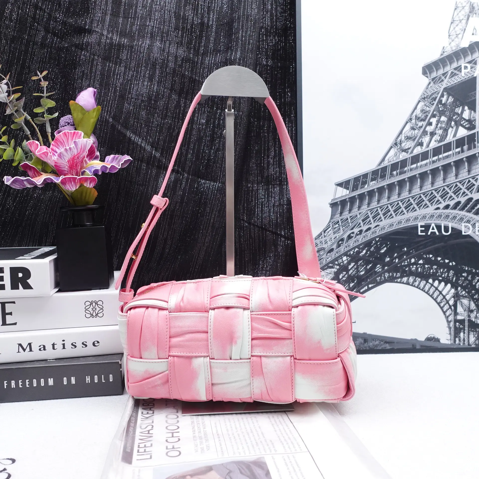 Pre-owned Bottega Veneta Calfskin Shoulder Bags Cassette Pink/White Shoulder Bag T10172441