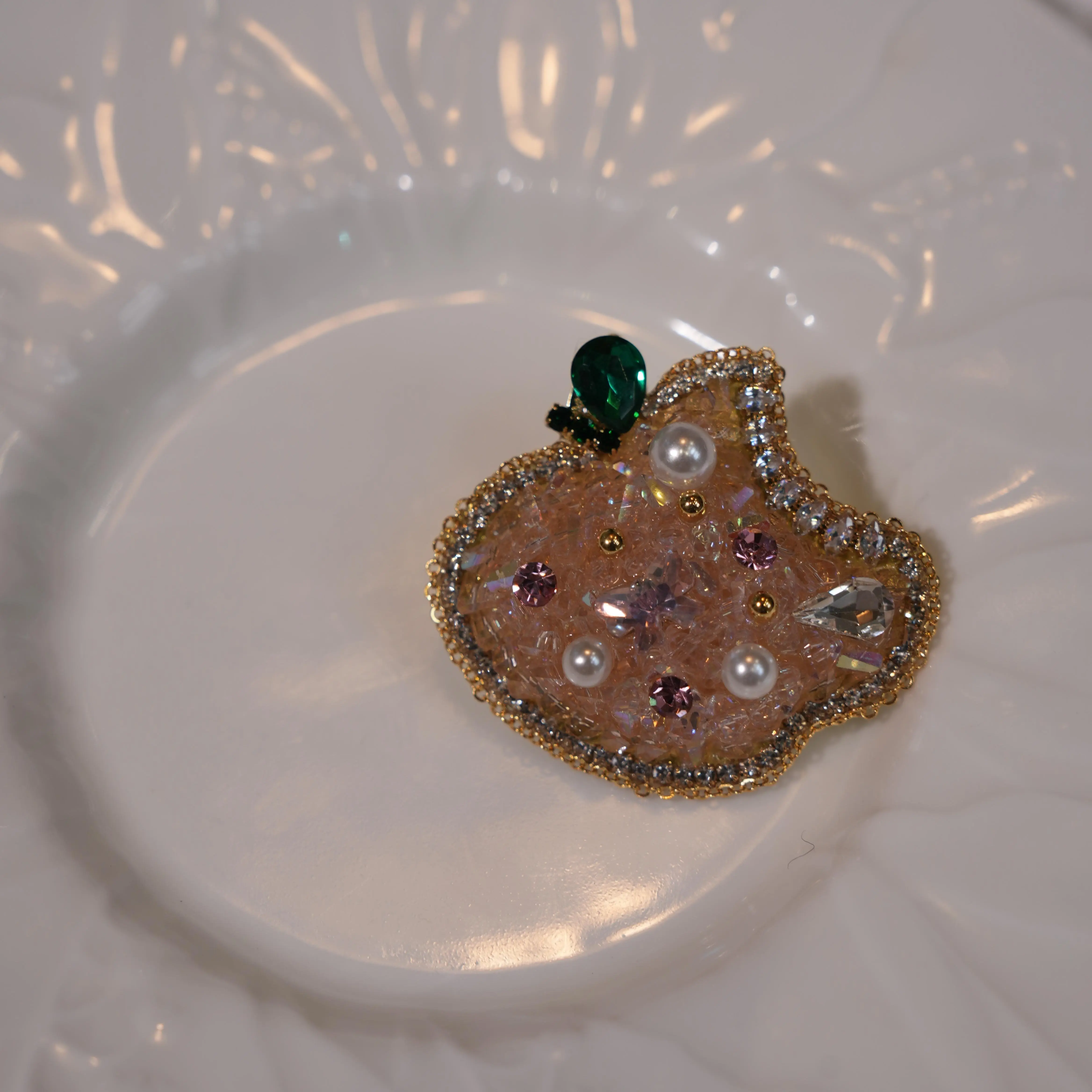 Handmade Glitter Gingerbread Man Brooch, Rhinestone Pearl & Emerald Decor Lapel Pin, Women Christmas Party Jewelry Gift