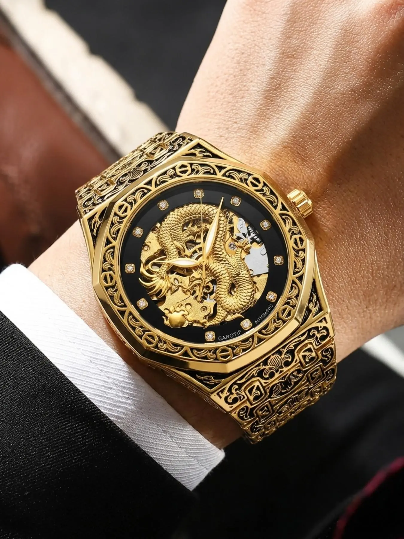 The New Men's Watch with Gold Steel Belt Business Style Exquisite Engraved Pattern Large Golden Dragon Night Light Mechanical Watch Metal Patterned Free Gift Watch Adjuster