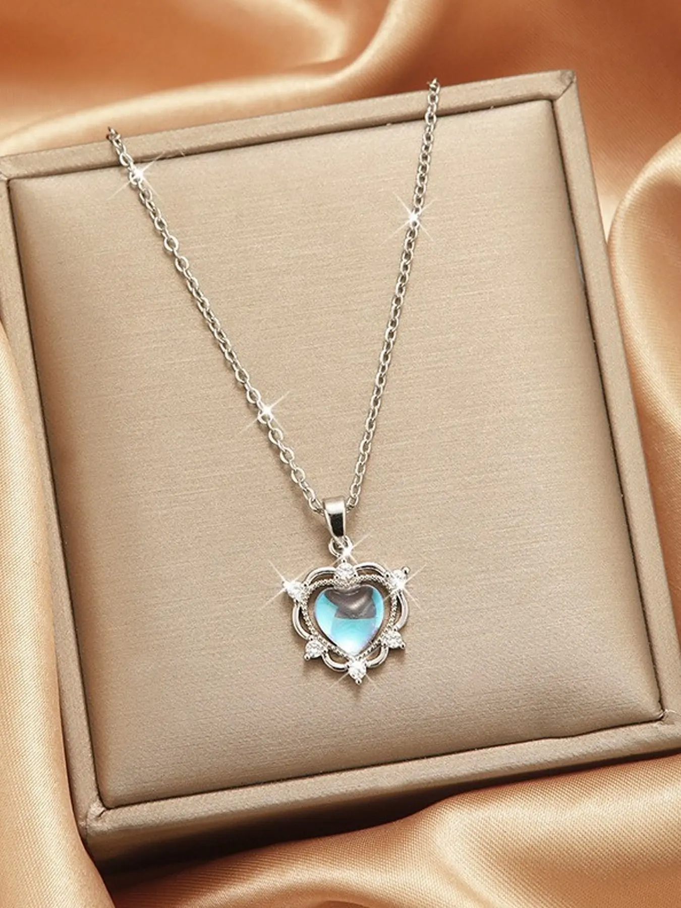 [Love Stone Clavicle Chain]Moonstone Heart Pendant Necklace with Gradient Moonstone Heart Design, Heart Shaped Necklace, Clavicular Necklace