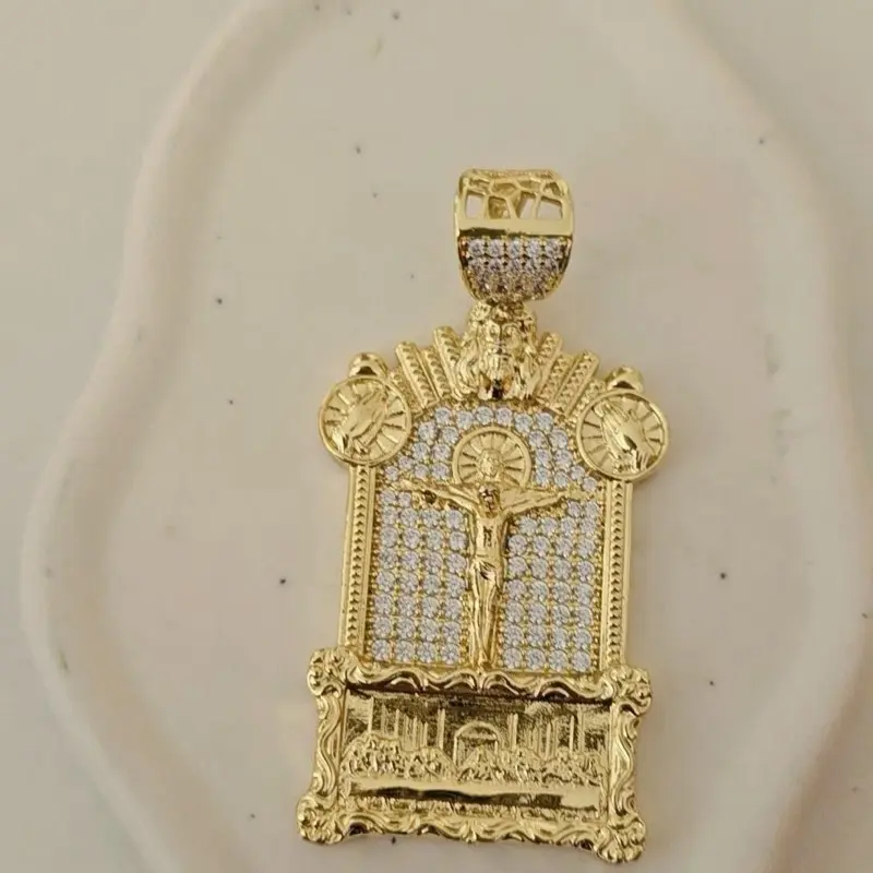 Última Cena 454 Pendant with Intricate Design and CZ Accents for Religious Jewelry Lovers