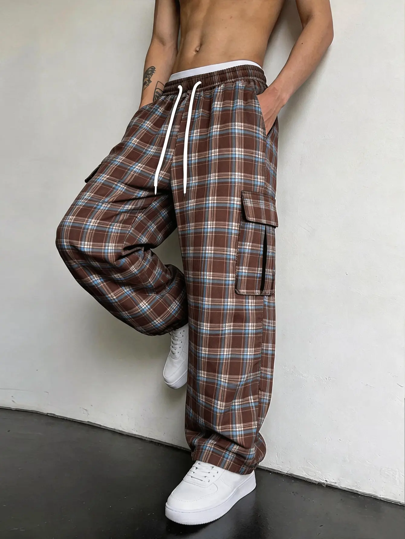 Men’s brown plaid flannel cargo pants — American retro collegiate style, elastic waistband, soft fabric, loose fit; Y2K vintage brown plaid wide-leg cargo pants; casual everyday men’s street style; classic plaid print design.