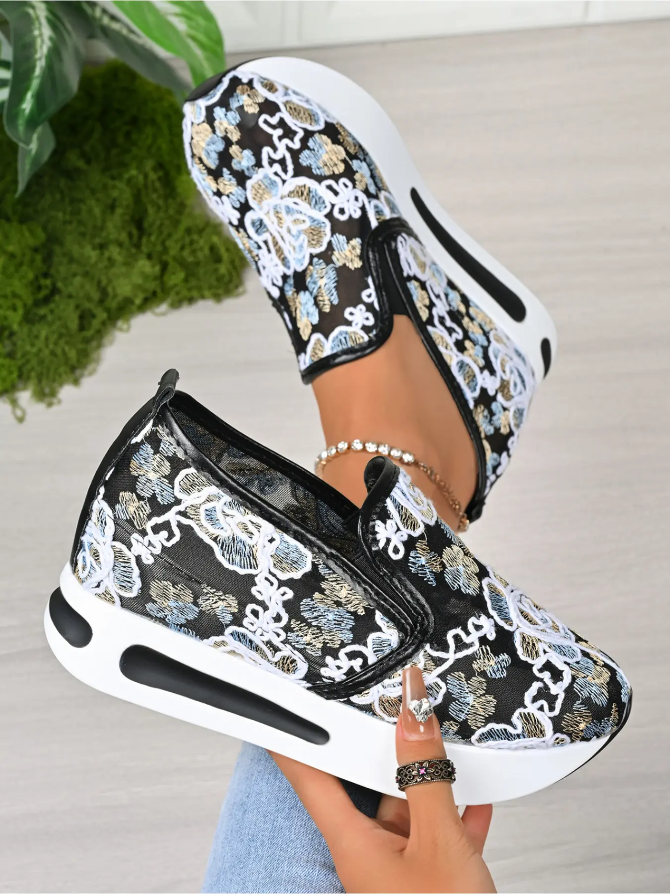 Women's Embroidered Mesh Wedge-Heel Rocker Shoes Breathable Casual Boho Shoes Platform Slip-on Loafers with Retro Floral Embroidery / Comfortable Height Increase / Soft Sole Walking Shoes Footwear