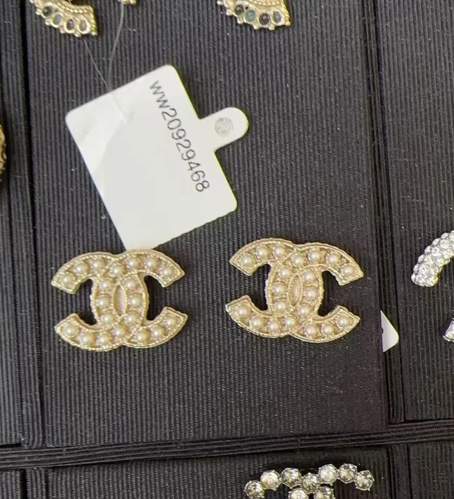 Pre-owned H5 Chanel Gold Pearl Double C Stud Earrings BZ0606011