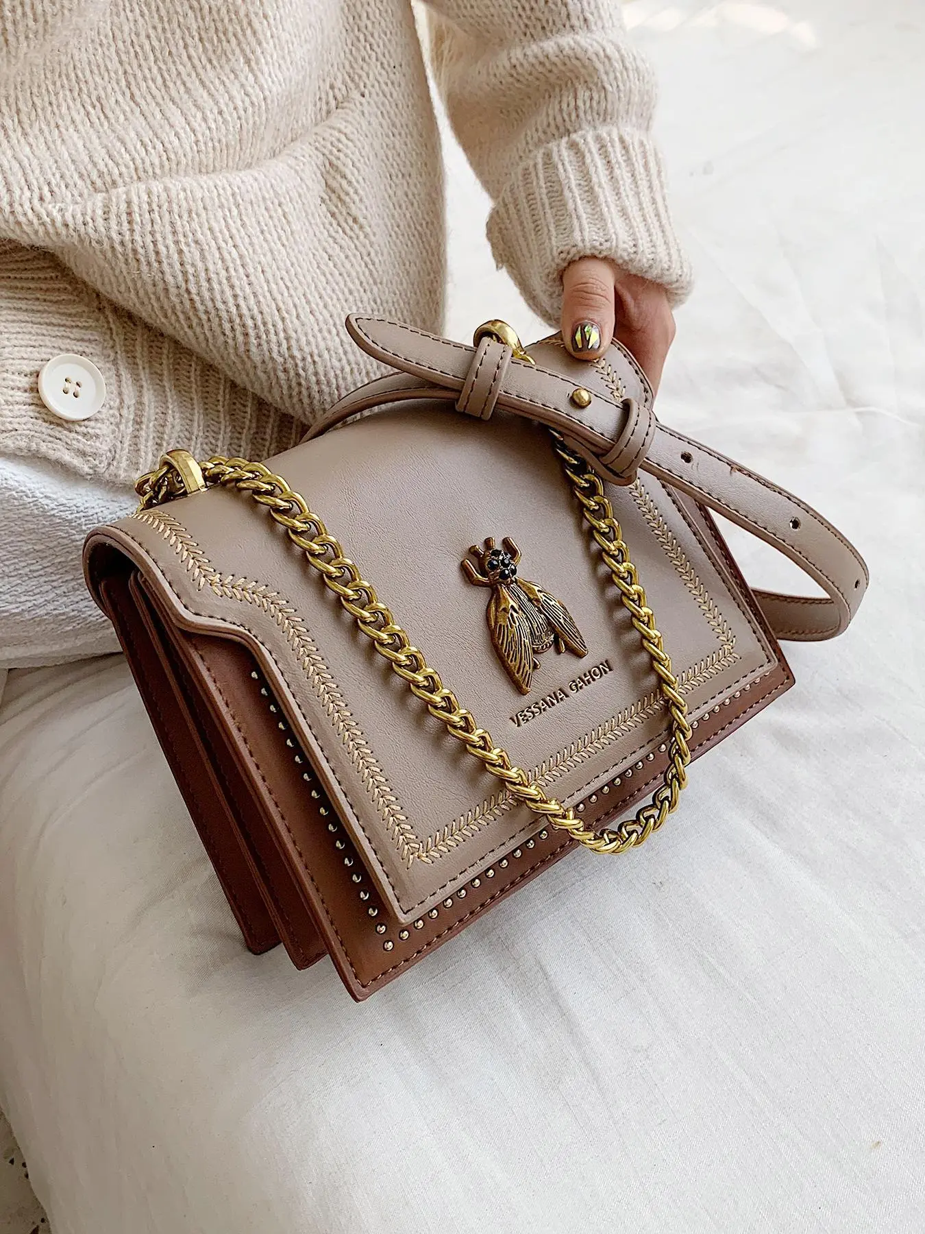 Women's Elegant Crossbody Bag with Metal Bee Decor and Chain Strap, Vintage Bee Square Underarm Shoulder Bag, Minimalist Shoulder Bag with Clean Seam Design, Trendy Everyday Crossbody Bag, Chain Crossbody Bags, Crossbody Fashion Bag