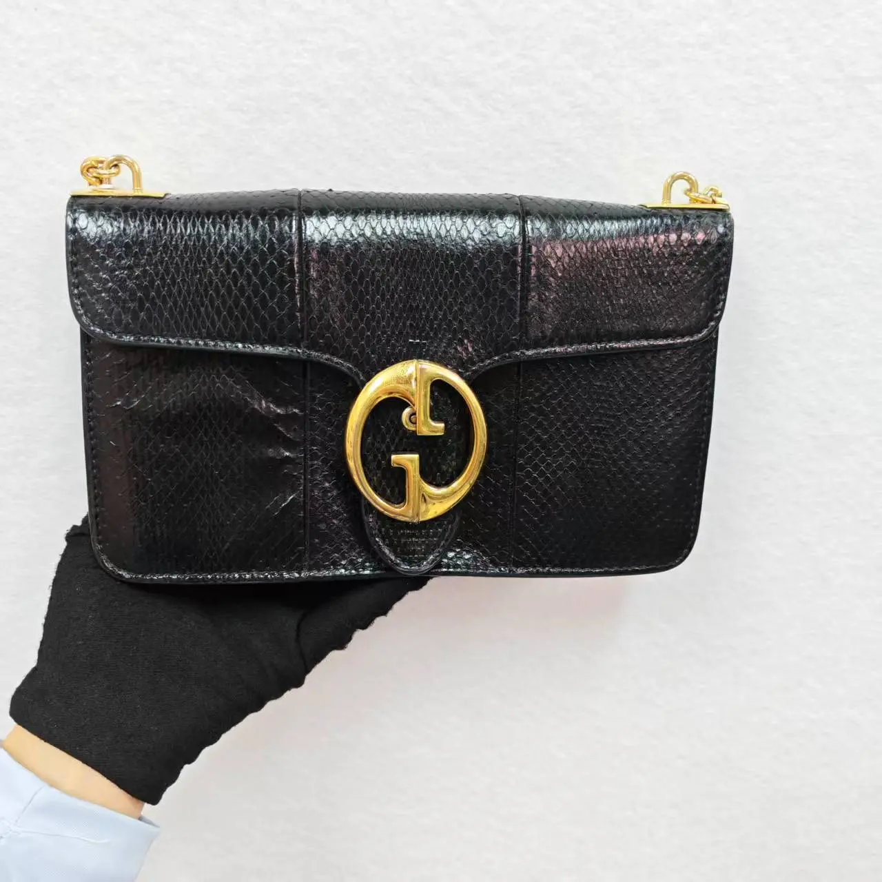 Pre-owned GUCCI Black Snakeskin Chain Bag with Gold Tone Hardware(SZ 18953)