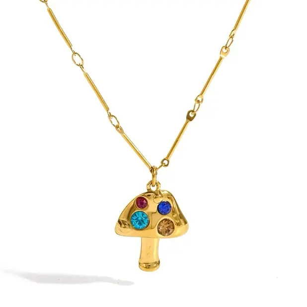 Collar fashion con charm de champiñon dorado con zircones de colores en Acero Inoxidable chapado en oro 18k
